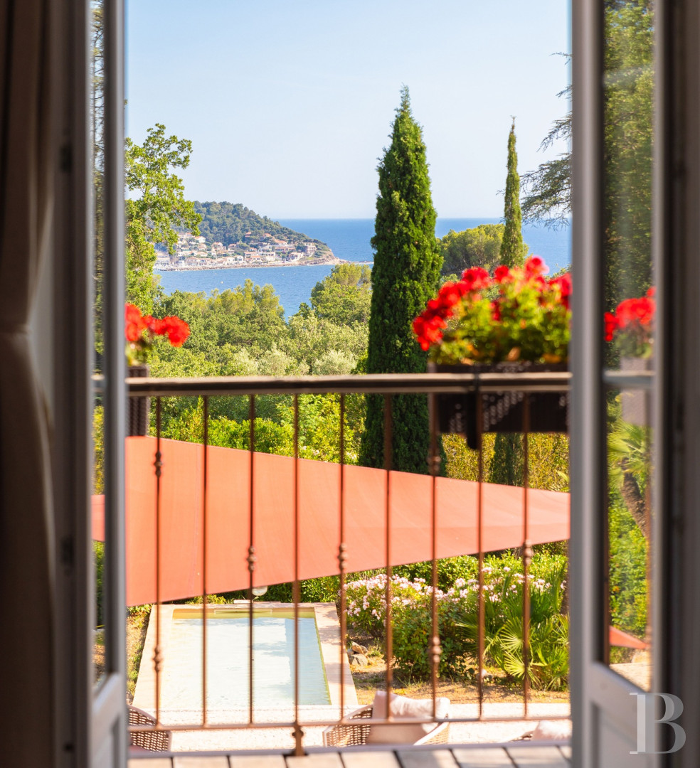 A renovated farmhouse surrounded by extensive grounds leading down to the sea, between Toulon and Hyères on the Var coast - photo  n°24